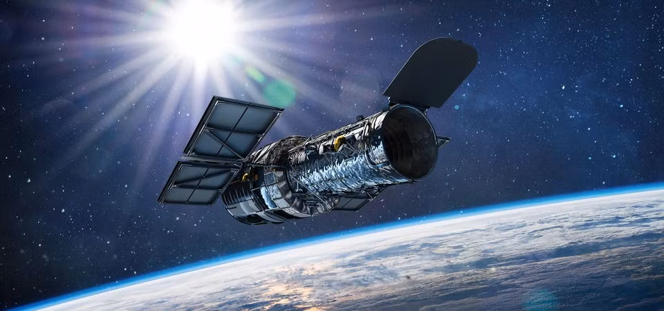 Hubble không phải là kính viễn vọng không gian đầu tiên trên thế giới nhưng nó là kính viễn vọng lớn và mạnh nhất từng được phóng thời đó.