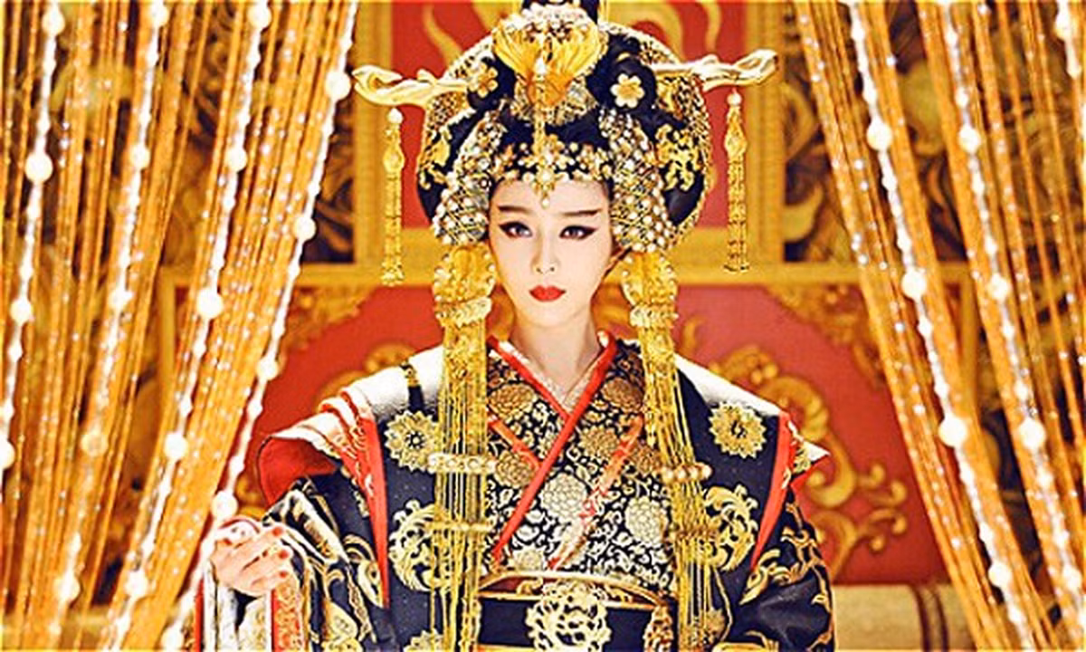 Tuy nhiên, hàng loạt chuyện bí ẩn xảy ra với mộ tặc khiến nhiều người tin rằng bên trong Càn Lăng không chỉ có ngọc ngà châu báu mà còn có cả lời nguyền ghê rợn cho những kẻ dám đến phá giấc ngủ ngàn thu của hai vị hoàng đế.