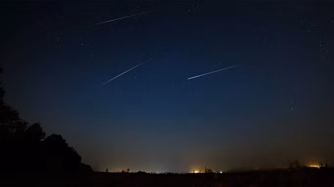 Lyrids có nguồn gốc từ sao lyra, một chòm sao nằm ở phía Đông Bắc của bầu trời.