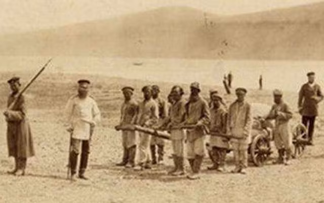 Để giải thích cho câu hỏi này, ta cần tìm hiểu về hệ thống pháp luật và quyền lực của triều đình phong kiến Trung Hoa trong quá khứ.
