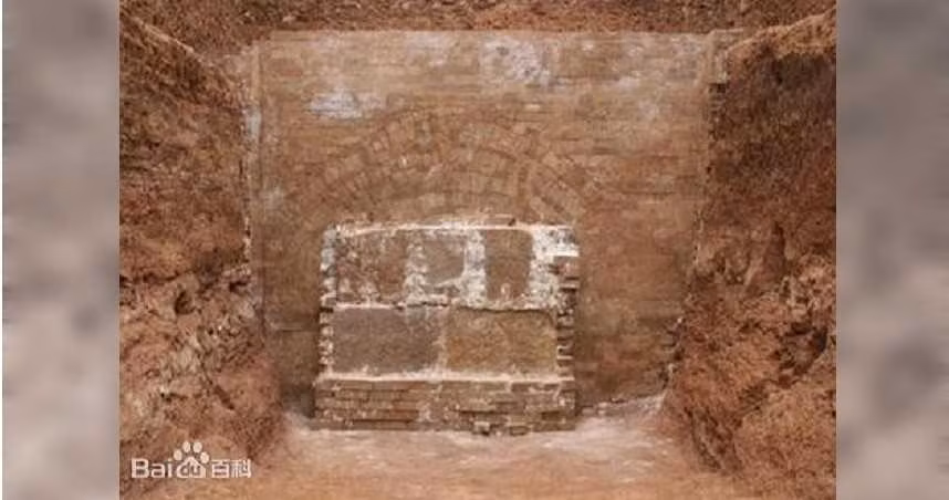 Biết được thông tin nên lăng mộ của vị hoàng tử này luôn bị mộ tặc nhòm ngó. Vào một đêm năm 2004, khi người dân trong làng đang say ngủ thì bất ngờ bị "đánh thức" bởi 9 tiếng nổ lớn.