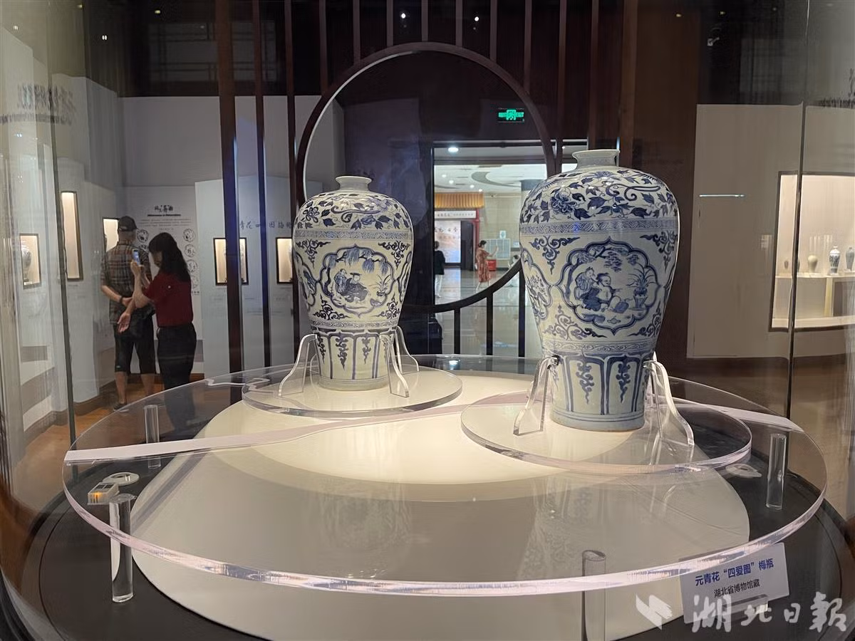 Lăng mộ Dĩnh Tĩnh Vương Chu Đống được xây dựng bằng đá, đặc biệt là đá ven biển. Với sự sáng tạo và tinh tế, người ta đã tạo ra những đường nét kiến trúc tuyệt đẹp, tùy theo các thành phần khác nhau của lăng mộ này, bao gồm cửa chính, sân trước, đường hành lang và phần mộ chính.