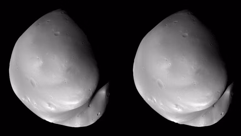 Tương tự như Phobos, Deimos có hình dạng không đều và bề mặt của nó rất gồ ghề, với nhiều vết nứt và khe hẹp trên bề mặt.