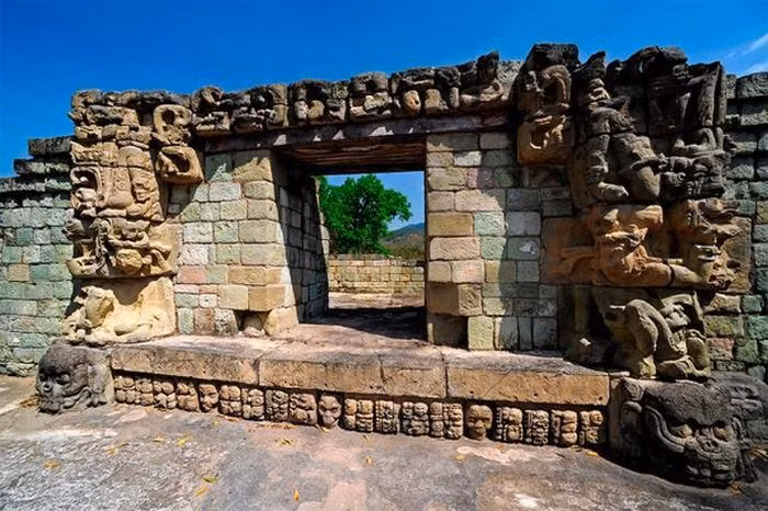 Kể từ khi khám phá được các cấu trúc đầu tiên của Văn hóa Maya ở Chichen Itza, các nhà khảo cổ học đã tìm hiểu về chúng và đặt ra câu hỏi rằng làm thế nào chúng đạt được độ bền này.
