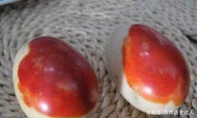 Thấy viên đá có vẻ ngoài lạ mắt, lão nông dân già quyết định mang về nhà làm đồ chơi cho lũ trẻ. Ông cẩn thận rửa sạch lớp bùn đất bên ngoài, ai ngờ sau khi rửa, lớp vỏ ngoài màu trắng đã biến mất. Phần lớn diện tích lớp vỏ nay chuyển sang màu đỏ.