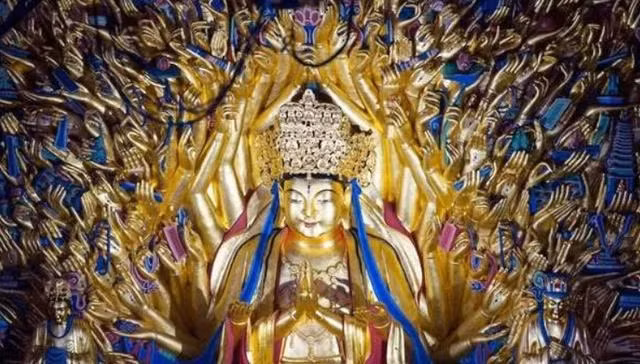 Bức tượng Phật Bà Quan Âm nghìn tay này được khai quật vào triều đại Nam Tống, có lịch sử hơn 800 năm, là tác phẩm điêu khắc bằng đá kết hợp chạm khắc, hội họa và mạ vàng được tìm thấy ở Đại Túc, Trùng Khánh, Trung Quốc.