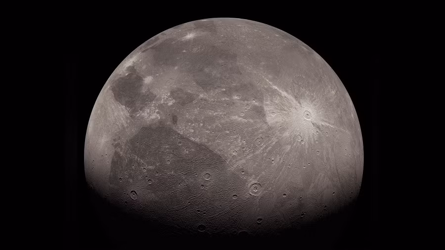 Ganymede, mặt trăng lớn nhất trong hệ Mặt Trời, thuộc về nó với đường kính hơn 5.200 km. Ganymede là một trong số ít các vật thể có khả năng tạo ra các bức xạ lớn từ các bộ phận bên trong của nó, tạo ra một môi trường thích hợp để có sự sống.