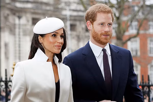 Meghan Markle, một nữ diễn viên Mỹ, đã gây chú ý đặc biệt khi cô bắt đầu hẹn hò với Hoàng tử Harry của Hoàng gia Anh vào năm 2016.