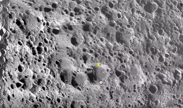 Scott Waring đã suy đoán về sự bất thường của bản đồ Google Moon. Ông nói: “Tôi đã tìm thấy một cấu trúc lạ hơn 15km trải dài trên khu vực De Moraes Crater của Mặt trăng”. Sau đó, ông đã phóng to vào sự bất thường của Mặt trăng để tập trung vào chi tiết không rõ ràng của nó.