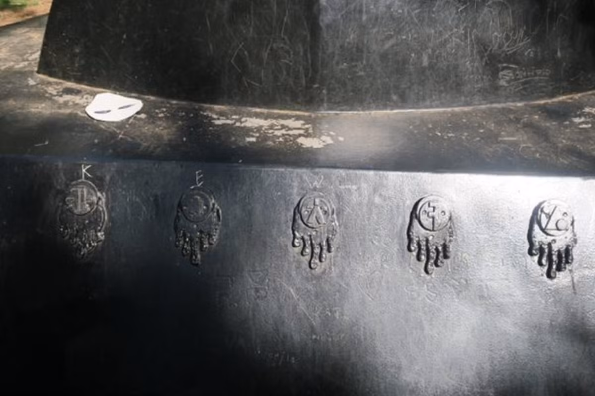 Họ đã tìm thấy một lỗ đen trên mặt đất và phát hiện ra rằng không khí xung quanh nó rất lạnh. Họ cũng tìm thấy các dấu vết răng cưa trên một số gổ trong rừng và nhiều người tin rằng đó là do hoạt động của vật thể lạ.