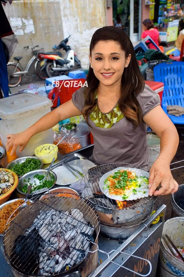 Ariana Grande chuyển sang bán bánh tráng nướng.