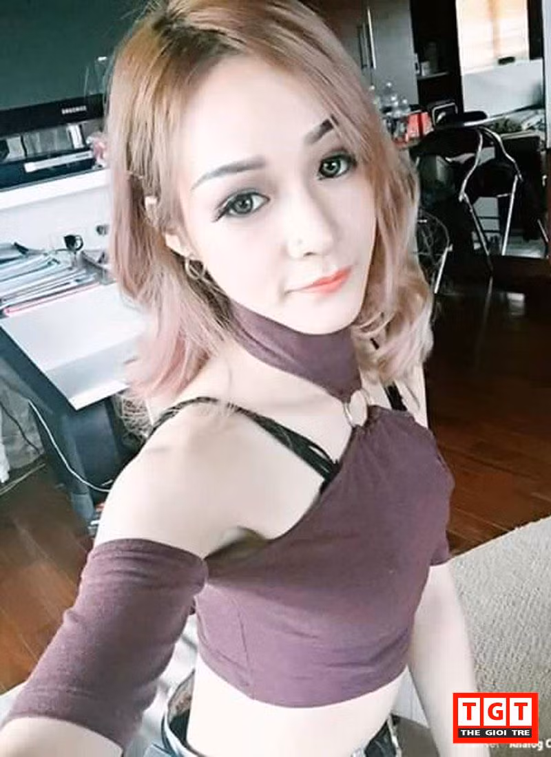 Điểm thu hút nhất trên gương mặt Phương Tây có lẽ là cửa sổ tâm hồn, một đôi mắt nai to, tròn thì không cần tô vẽ quá nhiều sẽ làm mất đi nét tự nhiên vốn có.