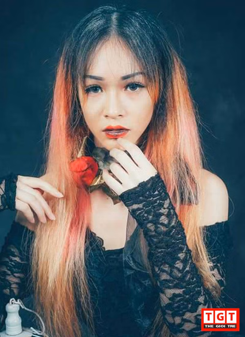 Người đẹp còn mang cả mái tóc có phần hơi lộn xộn của mình vào từng bộ ảnh, điều này vô tình làm nổi bật nên vẻ đẹp Tây phương vốn đã có sẵn trên các đường nét gương mặt mà cô sở hữu.