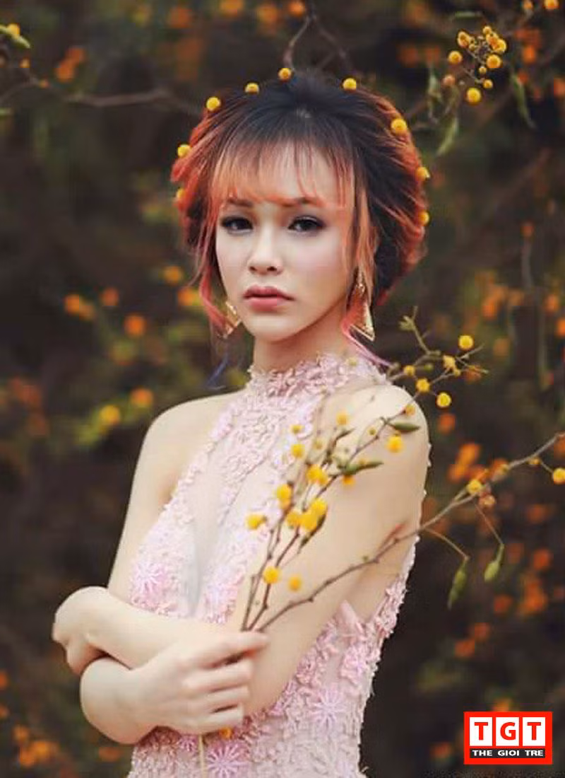 Phương Tây tên thật là Nguyễn Mai Phương sinh năm 1995 tại Hải Phòng, cô được nhiều người biết đến bởi khuôn mặt Tây thanh thoát cùng với nước da trắng và chiều cao lý tưởng.