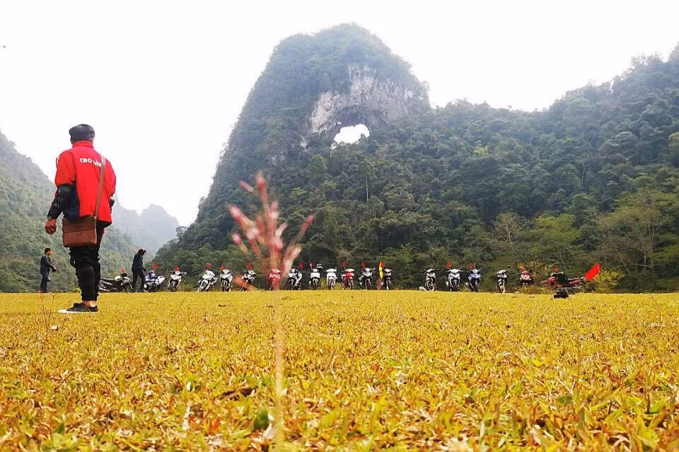 Sự khác lạ do xâm thực của ngọn núi này càng khiến cho các bạn trẻ tò mò và háo hức muốn tận mắt nhìn thấy và không thể quên "sống ảo". Ảnh: Phượt Bụi Cao Bằng.
