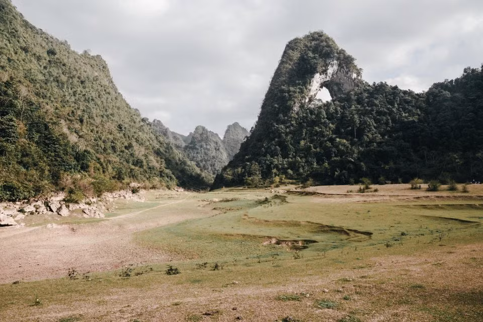 Cảnh vật nơi đây hài hòa yên bình như một tuyệt tác. Một trong những điểm nhấn khiến cho bất cứ ai cũng thích thú ở nơi này chính là núi "thủng". Ảnh: Phượt Bụi Cao Bằng.