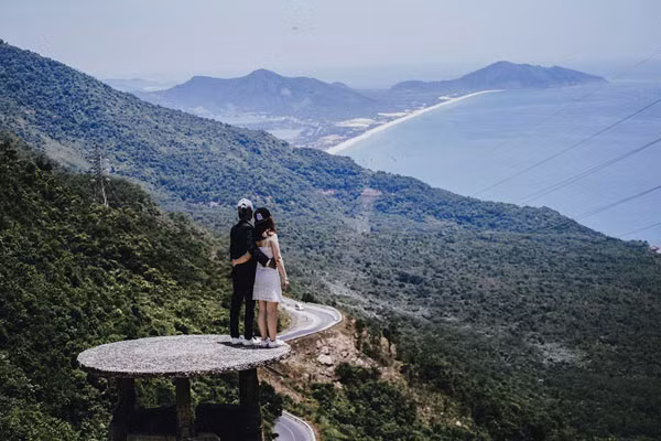 Đỗ Xuân Thịnh (1986) và Nguyễn Ngọc Mai Vi (1989) hiện sống và làm việc tại TP.HCM. Cặp đôi 8X vừa thực hiện xong bộ ảnh cưới bụi độc đáo để chuẩn bị cho đám cưới được tổ chức vào tháng 4. Bức ảnh trên được thực hiện tại đèo Hải Vân - Đà Nẵng.