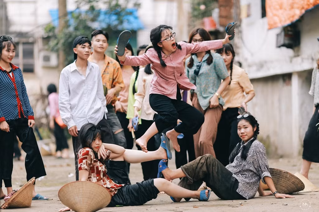 Khi chụp ảnh, tập thể lớp có những kỷ niệm vui vẻ, giúp đoàn kết với nhau hơn.