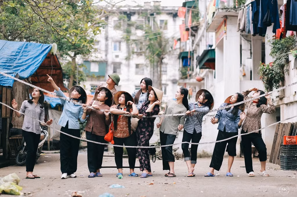 Theo Nguyễn Tuấn Vũ - thành viên trong lớp, cũng là người trực tiếp nghĩ ra ý tưởng này - bộ ảnh kỷ yếu được thực hiện ở khu chung cư cũ Quang Trung, TP Vinh.