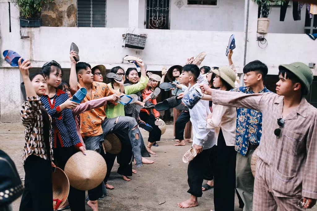 Từ trang phục, quần áo, giày dép và những đạo cụ khác trong bộ ảnh đều mang hơi hướng của thời xưa.