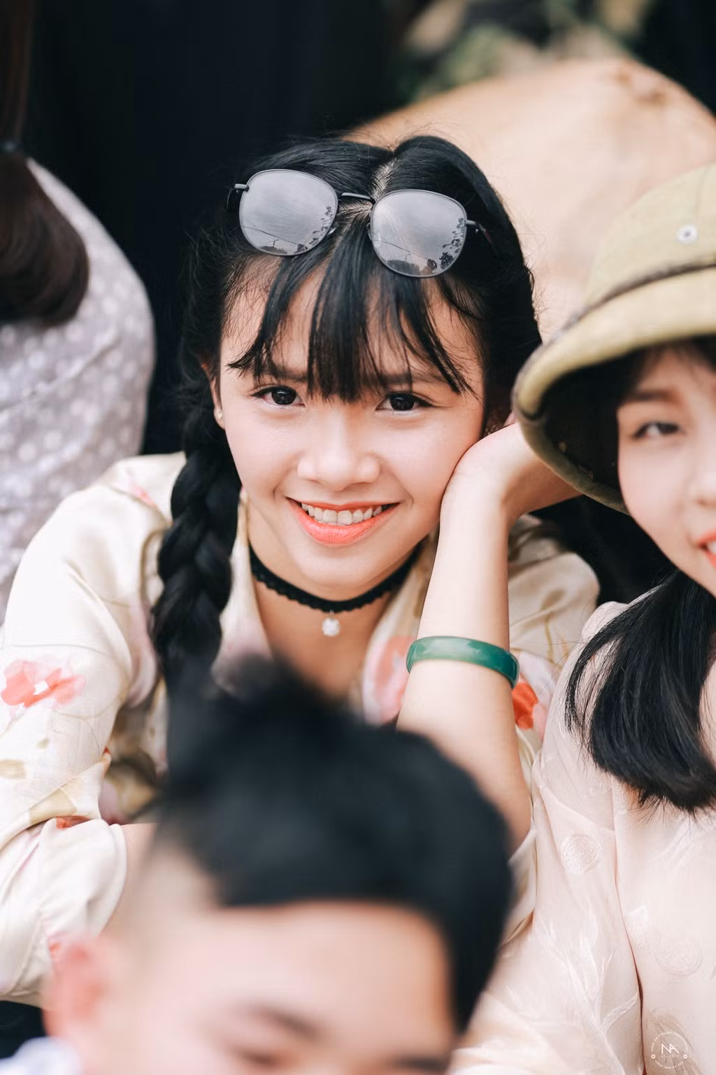 Các bạn nữ xinh đẹp trong trang phục thời bao cấp.
