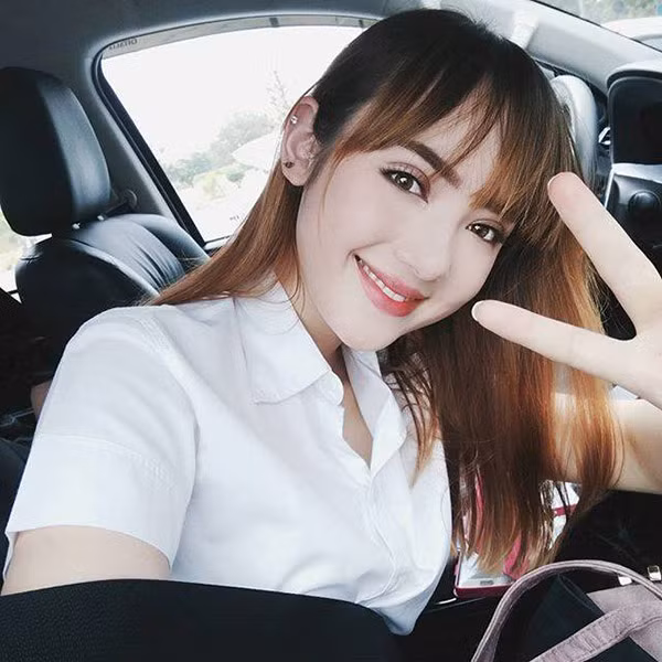 Các chàng trai xao xuyến trước nhan sắc xinh đẹp này.