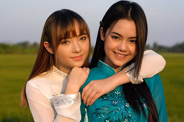 Trái ngược với những trang phục cá tính, năng động thường ngày, việc Jannine xuất hiện trong trang phục áo dài Việt Nam khiến hot girl này xuất hiện với một hình ảnh khác: nhẹ nhàng, thướt tha và duyên dáng hơn.