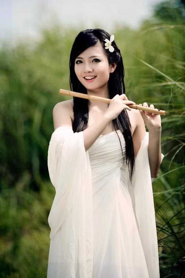 Trước đó, Phan Hồng Anh từng là Á khôi cuộc thi Imiss Thăng Long 2010, giải Nhất Hội thi "Cô giáo tài năng duyên dáng 2015"...