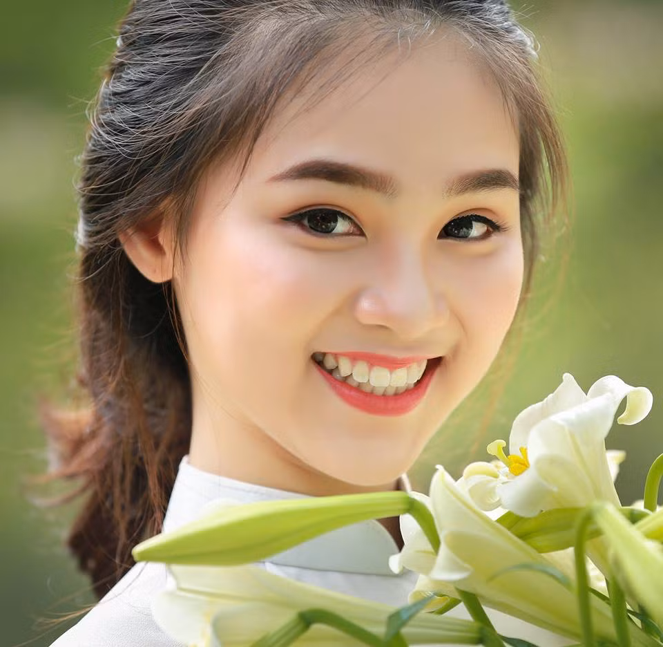 Tác giả của bộ ảnh chụp thiếu nữ tuyệt xinh bên hoa loa kèn đang gây sốt trên nhiều diễn đàn, fanpage về nhiếp ảnh là Trần Gia - chủ nhiệm Câu lạc bộ Nhiếp ảnh trẻ Hà Nội, đồng thời là hội viên của Hội nhiếp ảnh Nghệ thuật, Hà Nội. Anh Trần Gia cho biết, bộ ảnh hoa loa kèn này được chụp trong ngày 19/3 với tạo hình đơn giản, đi theo lối truyền thống nhưng chỉ trong một khoảng thời gian ngắn đã nhận được rất nhiều phản ứng tích cực, những lời khen ngợi của người xem, các thành viên trong hội nhiếp ảnh. Ảnh: Trần Gia.