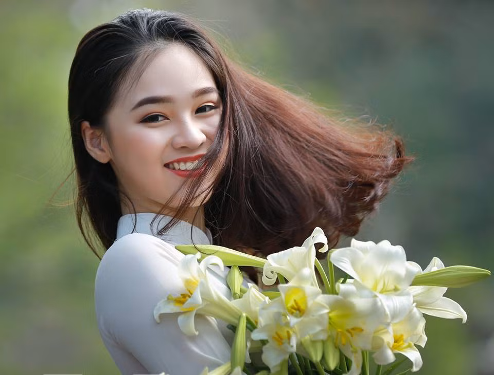 Nói về sự thành công của bộ ảnh hoa loa kèn vừa qua, Ngọc Anh không che giấu niềm vui của mình. Nữ sinh 16 tuổi gửi lời cảm ơn đặc biệt tới nhiếp ảnh gia Trần Gia và chuyên viên makeup đã giúp có được nét xinh đẹp và một bộ ảnh thật tuyệt vời. Được thành viên của các hội nhiếp ảnh khen ngợi, nhiều người mời làm mẫu, hợp tác, Ngọc Anh tuy rất vui nhưng bản thân cũng rất đắn đo bởi việc học tập hiện vẫn được em đề cao hơn cả. Ảnh: Trần Gia.