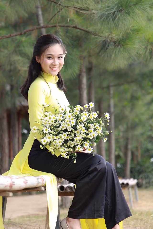 Được biết, ngoài chụp ảnh đẹp, là một người mẫu dễ gây ấn tượng cho các tay máy, Ngọc Anh thường ngày còn là một nữ sinh có thành tích học tập rất tốt, thường xuyên đạt danh hiệu Học sinh Giỏi. Coi chụp ảnh là một sở thích, việc có được thành tích học tập tốt như vậy phần nào cho thấy sự rạch ròi, cân bằng tốt giữa học tập và theo đuổi sở thích, đam mê của nữ sinh 16 tuổi. Ảnh: Nguyễn Bình Cường.