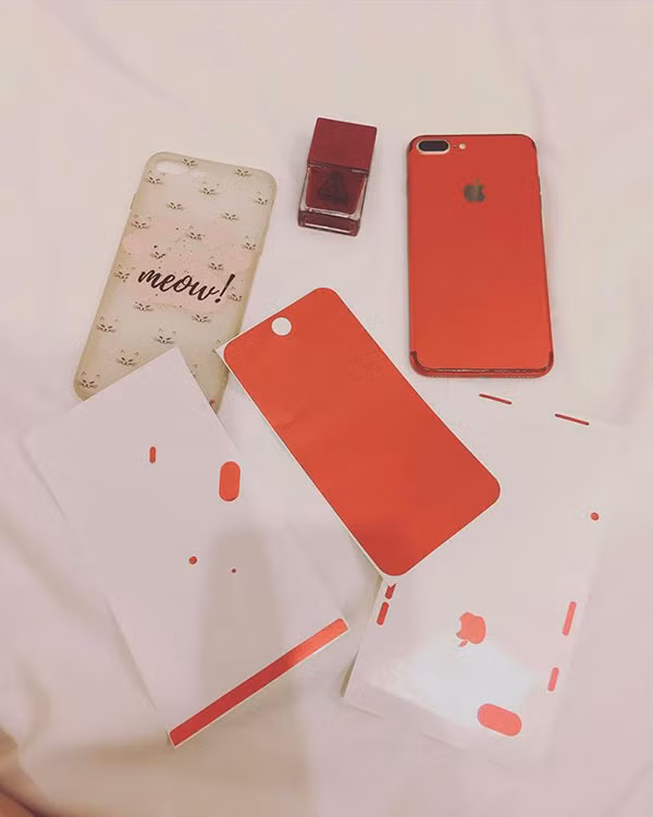 Miếng dán và lọ nước sơn móng được chuẩn bị...