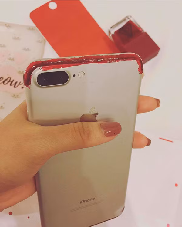 Rất nhanh trí, Thúy Vi nghĩ đến việc dùng lọ sơn móng tay màu đỏ lấp vào những kẽ hở. Sau một hồi loay hoat thì chiếc điện thoại nghiễm nhiên có màu đỏ như mong muốn.