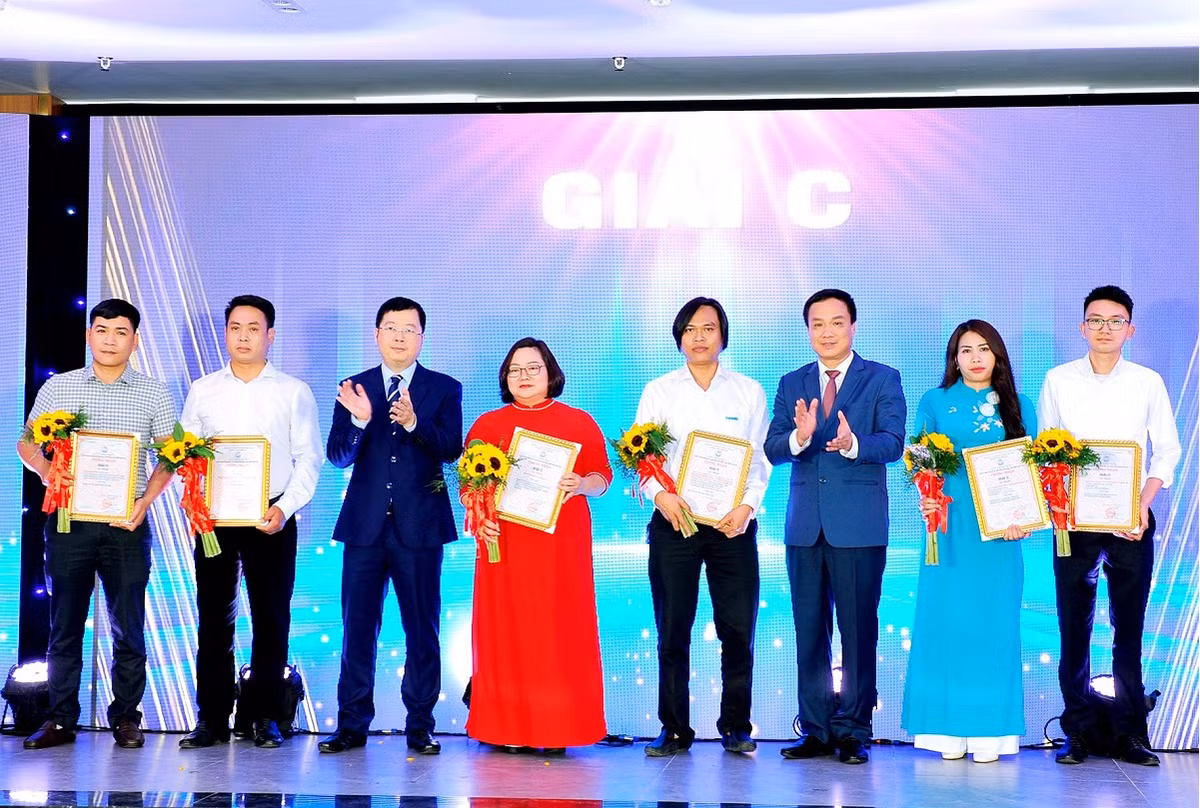 Bao Tri thuc & Cuoc song doat giai C Giai bao chi “Hai Duong khat vong, phat trien“