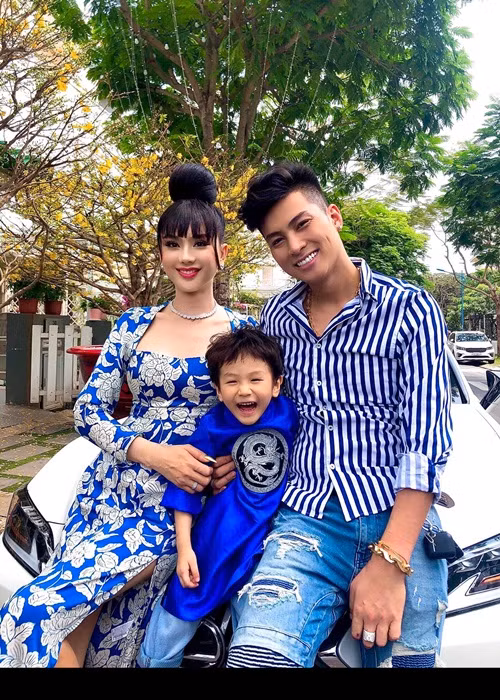 Ông xã của Lâm Khánh Chi vẫn luôn yêu thương con trai không phân biệt bé là con ruột của ai.