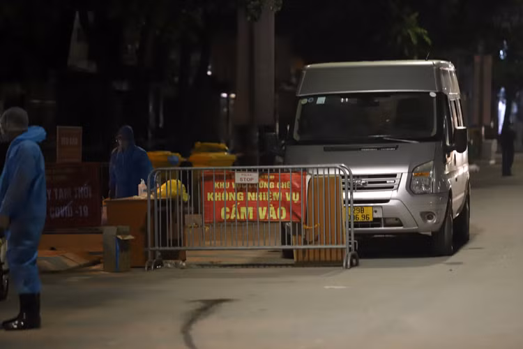 Họ tiếp tục được theo dõi, chăm sóc sức khoẻ tại khu cách ly tập trung.