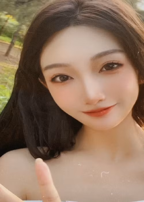 Đến ngày 29/7, trên trang cá nhân, Đô Mỹ Trúc chia sẻ ảnh selfie đồng thời viết: “Chỉ cần trái tim hướng về phía mặt trời thì sẽ chẳng còn bi thương. Nở nụ cười ấm áp, tuổi trẻ này vẫn chưa hết”.