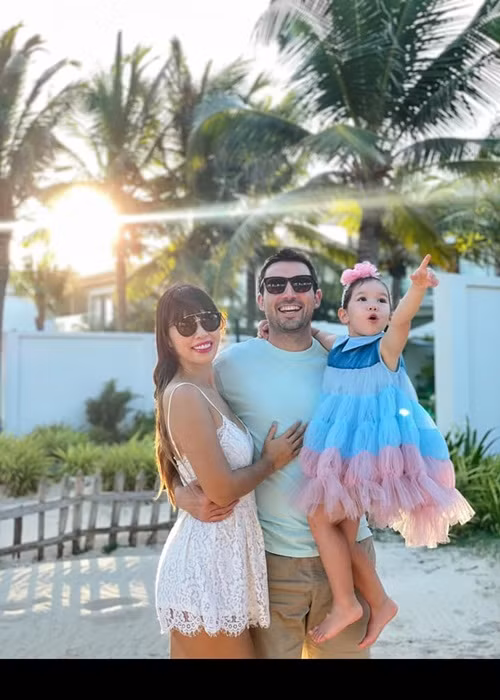Vợ chồng siêu mẫu Hà Anh đưa con gái Myla ra Vũng Tàu để nghỉ dưỡng cách đây không lâu. Tuy nhiên do TP.HCM thực hiện giãn cách xã hội nên gia đình nữ người mẫu quyết định ở lại Vũng Tàu.