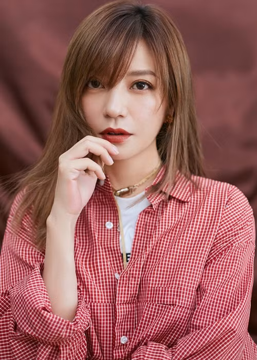Trieu Vy giau co, noi tieng the nao truoc tin don bi phong sat?
