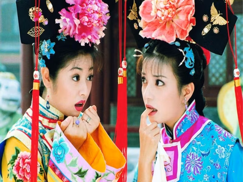 Triệu Vy nổi tiếng khắp châu Á từ năm 1998, được mệnh danh là "Tứ đại Hoa đán Trung Quốc" khi đóng vai Tiểu Yến Tử trong “Hoàn châu cách cách". Sau dự án này, cô đóng hàng loạt phim đình đám như: “Bí mật ngôi nhà cổ”, “Cẩm y vệ”, “Họa bì”, “Tân dòng sông ly biệt”.