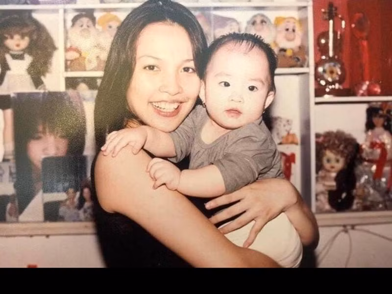 “Đi đâu, làm gì Thục cũng đem Bảo béo theo. Lúc nghèo túng muỗi cắn trong lò gạch cũ, hai mẹ con đi quay ca nhạc, Thục nhớ không? Con bé cứ tẳn mẳn chơi mấy khúc gỗ nhỏ người ta vứt đi, mình thấy thương quá”, Hiền Thục kể lại.