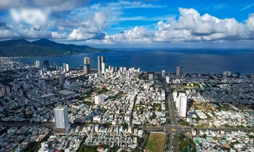Hai trục đường chính Võ Văn Kiệt- Ngô Quyền, quận sơn Trà- bên kia con sông Hàn vắng lặng trong ngày thứ 2 dừng mọi hoạt động ở thành phố Đà Nẵng.