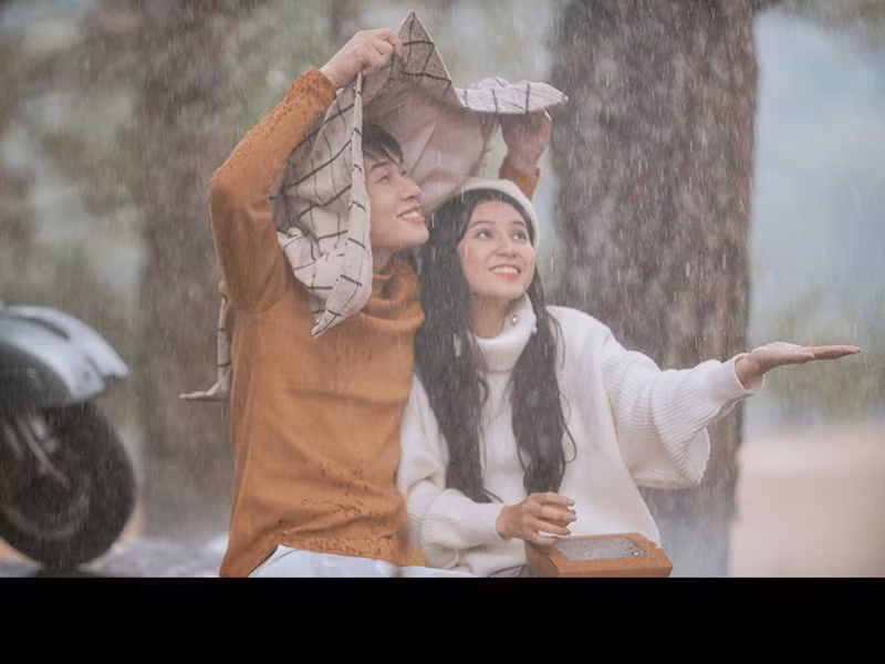 Từng có thời điểm fan yêu cầu công ty quản lý đổi người đóng cặp với Jack trong MV. Tuy nhiên, nam ca sĩ nhất quyết muốn hợp tác với Thiên An. Anh đưa ra lý do: “Các bạn fan đã quen với hình ảnh thân mật của Jack và Thiên An rồi, mình không muốn các bạn lại bị hoang mang, hay tủi thân khi mình lại thân thiết với một cô gái khác”. Ảnh: Vietnamnet