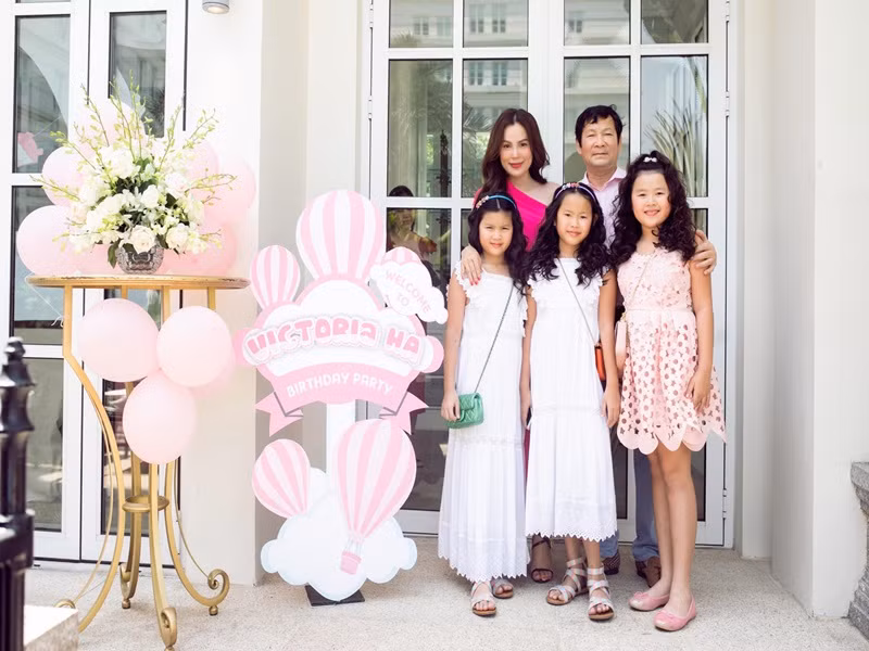 Phương Lê cho biết, các con học ngôn ngữ Anh, Pháp, Hoa và học đàn piano. Bé Victoria học giỏi toán và được xếp trong nhóm học giỏi của trường quốc tế. Cặp đôi song sinh Michelle - Olivia có phần tinh nghịch, hiếu động hơn, giỏi tiếng Anh và mê thời trang.