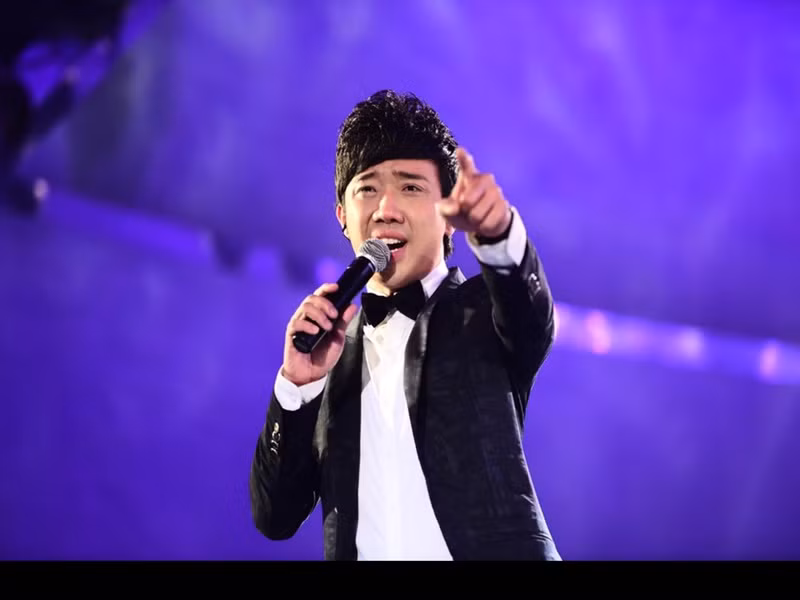 Trấn Thành làm MC gameshow Thử thách cùng bước nhảy suốt 6 mùa, là gương mặt quen thuộc của nhiều chương trình khác như Người ấy là ai, Giọng ải giọng ai, Bước nhảy ngàn cân, Siêu tài năng nhí, Sau ánh hào quang, Kỳ tài thách đấu, Tôi tuổi teen, Nhanh như chớp nhí, Giọng hát Việt. Ảnh: Zing