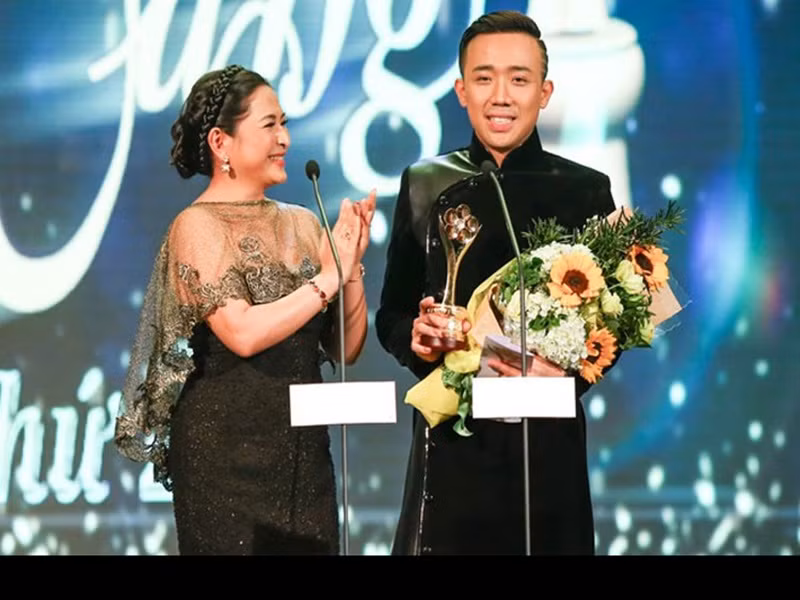 Trấn Thành đoạt không ít giải thương như Người dẫn chương trình tại giải Mai Vàng 2014 và 2015, MC ấn tượng tại lễ trao giải VTV Awards 2015, Người dẫn chương trình được yêu thích nhất tại HTV năm 2015 và 2016.