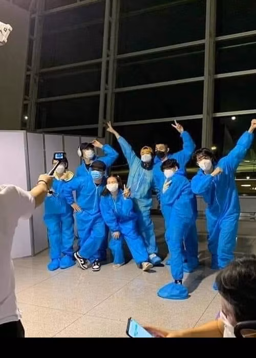 Trước giờ bay, dàn sao Running Man Vietnam chụp ảnh kỷ niệm. Từ trái qua phải được cho là: Thúy Ngân, Trương Thế Vinh, Trường Giang, Lan Ngọc, Karik, Jun Phạm, Liên Bỉnh Phát, Ngô Kiến Huy. Ảnh: Vietnamnet