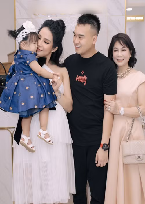 Sau đám cưới, Diệp Lâm Anh và Đức Phạm ít chia sẻ hình ảnh tình tứ bên nhau và tỏ ra khá kiệm lời về đối phương trên mạng xã hội.