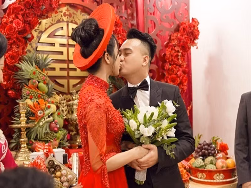 Diệp Lâm Anh và Đức Phạm khóa môi trong đám cưới năm 2018. Ảnh: Vietnamnet