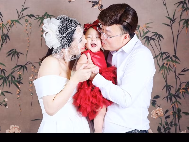 Sỹ Luân chia sẻ, anh luôn yêu thương và trân quý bà xã. Thời điểm Phương Thảo mang thai, thương vợ cực khổ, chật vật, Sỹ Luân lo lắng, an ủi để vợ có thể bình ổn tâm lý vượt qua khủng hoảng trong giai đoạn mang thai nhạy cảm. Nam ca sĩ thậm chí đã khóc khi thấy vợ mang bầu con gần 4kg vẫn cố gắng sinh thường.